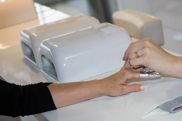 Processo de manicura em um salão de beleza, um close-up — Fotografia de Stock