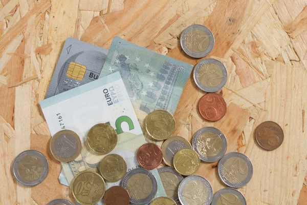 硬币、 银行卡和木制背景下桌上的钱 — 图库照片