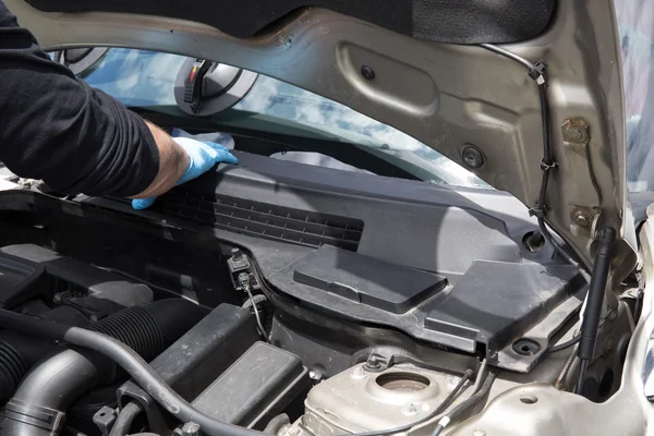 Glazier removendo pára-brisas ou pára-brisas em um carro — Fotografia de Stock