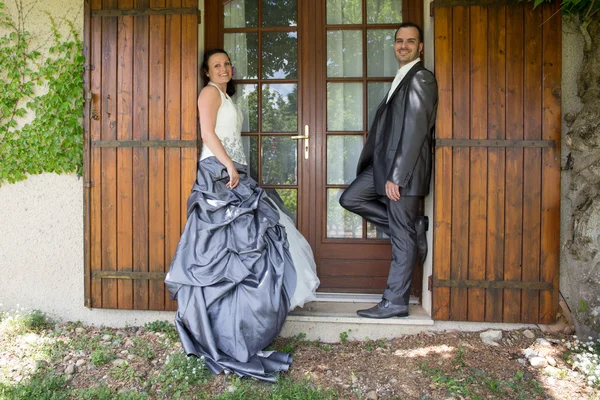 Feliz joven novia y novio en el día de su boda — Foto de Stock