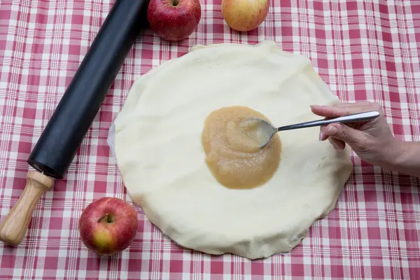 Homemade apple raw pie preparation- — Stock Photo, Image