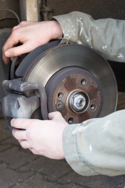 Tamirci bir tekerlek modern bir araba değişiyor