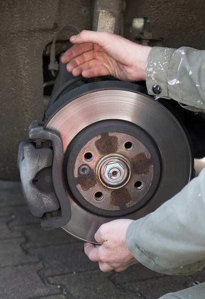 Un mecánico está cambiando una rueda de un coche moderno —  Fotos de Stock
