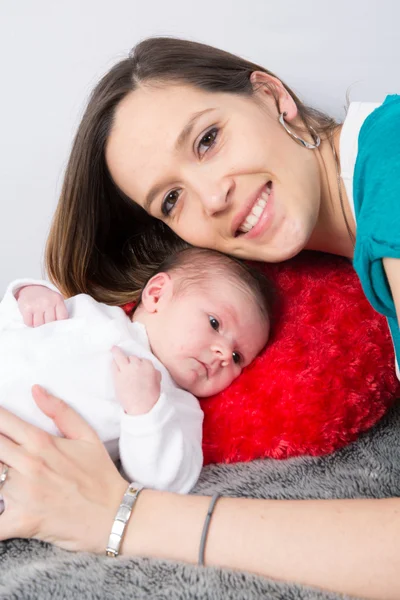 Eine Mutter kümmert sich um ihr süßes Baby — Stockfoto