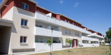 Görünümü yeni daireler modern blok inşa edilmiş