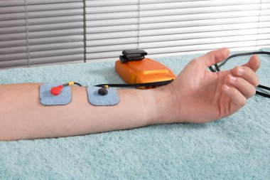Adam electrostimulator tıbbi prosedür bir masaj yapıyor.
