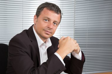 Yakışıklı adam ofisinde memnun görünüyor