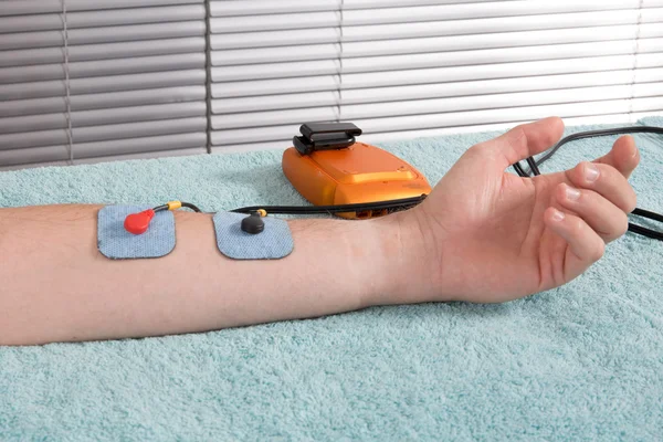 Człowiek robi masaż: Elektrostymulatory procedury medyczne. — Zdjęcie stockowe