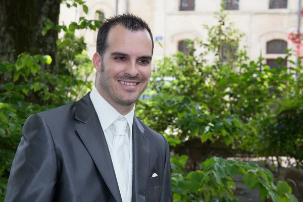 Retrato del hombre de negocios confiado parado en el parque — Foto de Stock