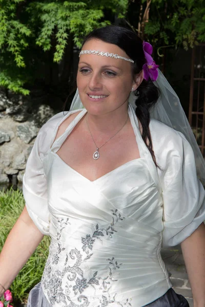 Schöne und schöne Braut im Freien an ihrem Hochzeitstag — Stockfoto