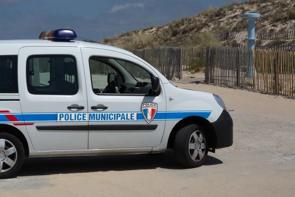 Un coche de policía francés cerca de la playa — Foto de Stock