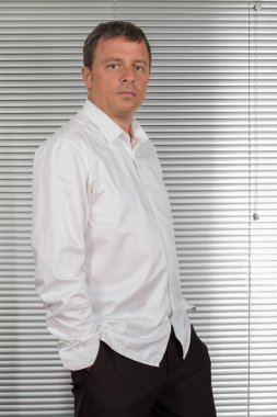 Ofiste gülümseyen çekici ve kendinden emin iş adamı