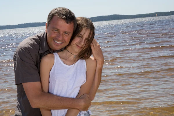 Pai e sua filha adolescente, na praia durante as férias — Fotografia de Stock