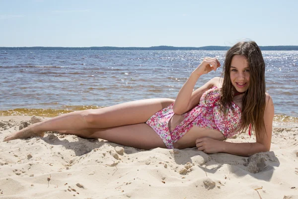 Teenager, girl in pink swimming — Stockfoto