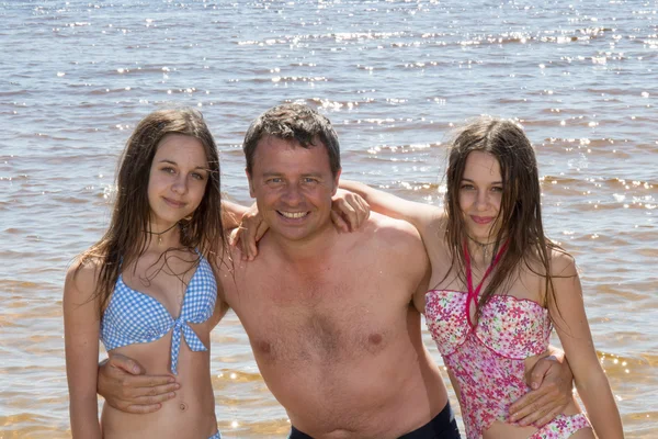 Vater und seine beiden Töchter am Strand — Stockfoto