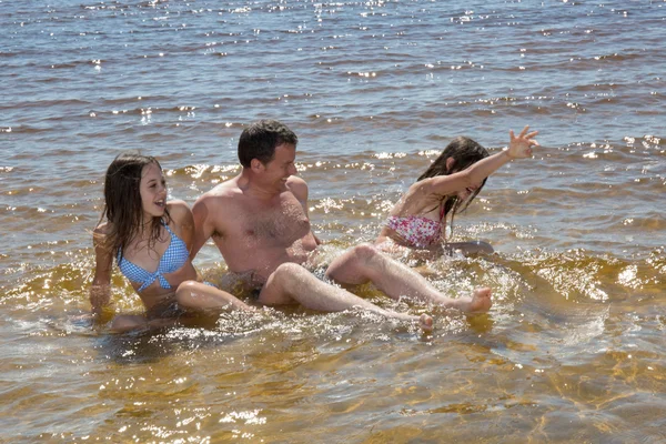 Father and his two daughter teenager, twins, — Stock Photo, Image