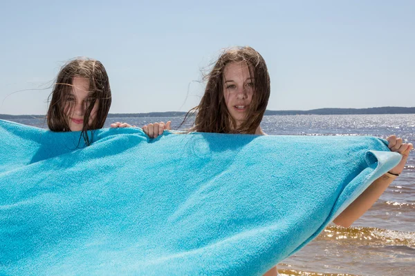 Vater und seine Mädchen haben Spaß im Urlaub — Stockfoto