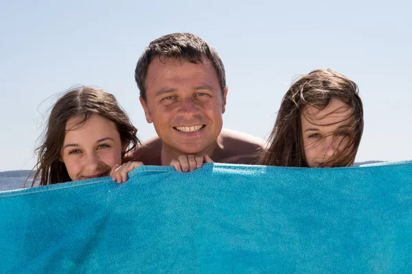 Far och hans flickor att ha roligt på semestern — Stockfoto