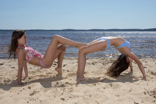 Meninas bonitas se divertindo na praia — Fotografia de Stock