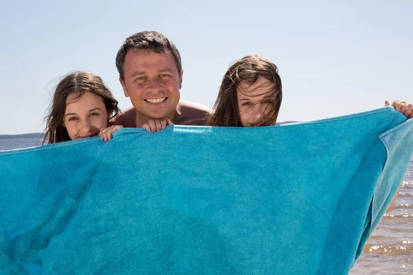 Father and his girls have fun on holidays — Stock Photo, Image