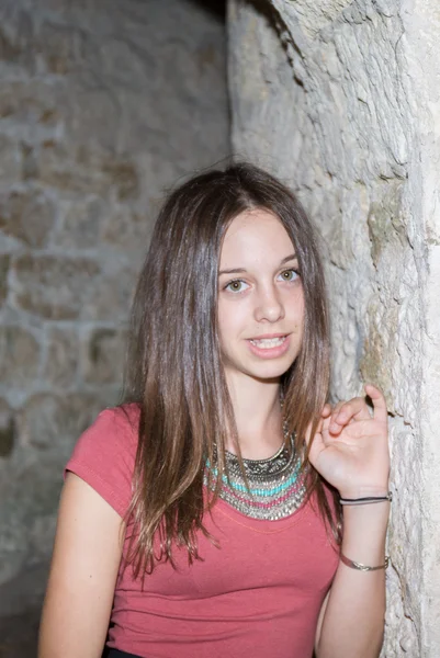 Jovem menina bonita com cabelo castanho ao ar livre retrato — Fotografia de Stock