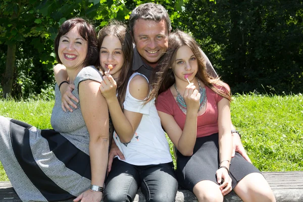 Escena de verano de la familia feliz en el parque — Foto de Stock