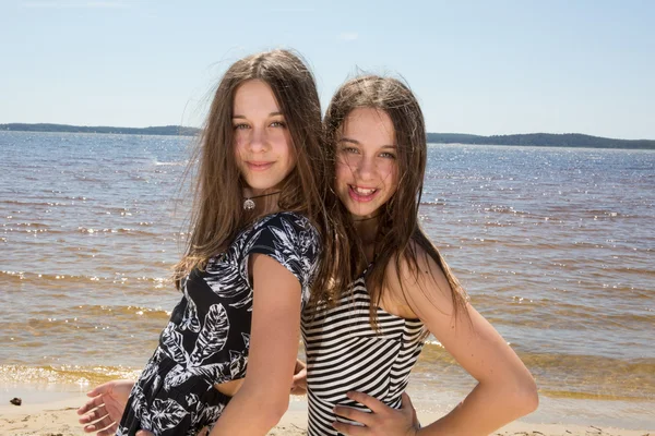 Hübsche Schwestern am Strand — Stockfoto