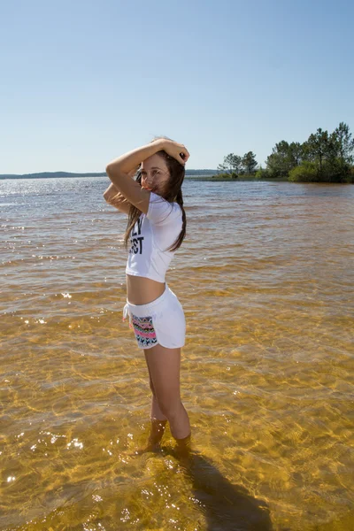 Vacker ung flicka poserar för kameran på semester — Stockfoto