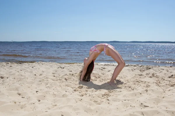 Schöne junge Mädchen haben Spaß am Strand — Stockfoto