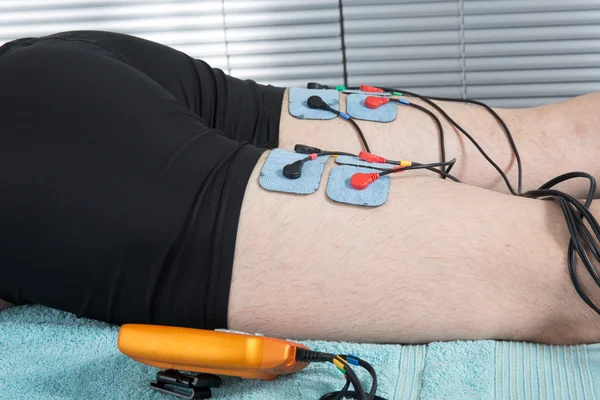 Man met electrostimulator elektroden op zijn lichaam — Stockfoto