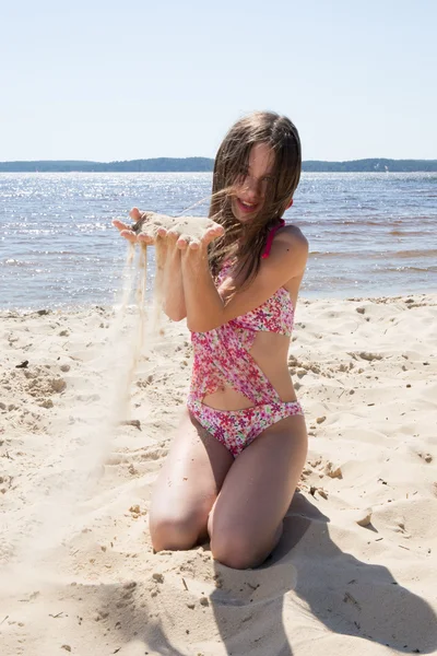 Pretty girl, happy on the beach — 스톡 사진