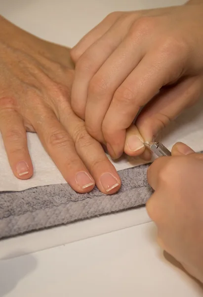 El cierre del proceso de la manicura en el salón de belleza — Foto de Stock