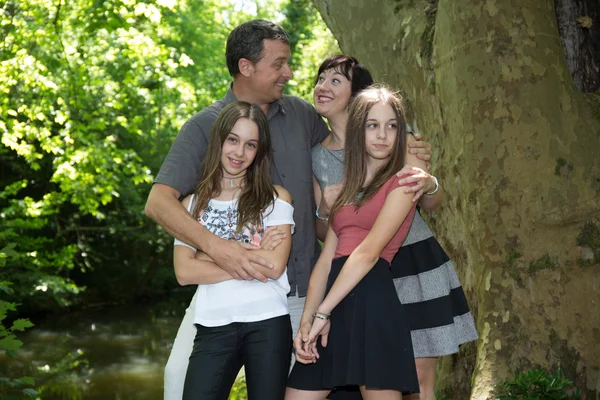 Gelukkig jonge gezin met twee kinderen buiten — Stockfoto