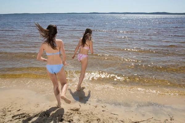 Tonåring på stranden — Stockfoto