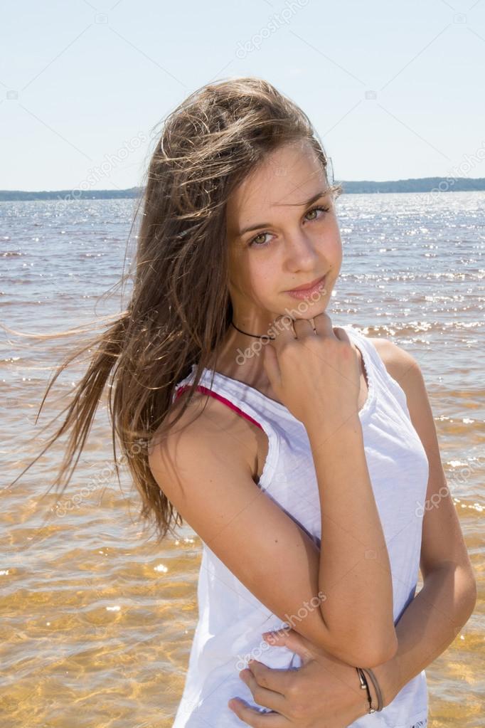 Con El Adolescente En La Playa — Foto De Stock © Oceanprod 76278349