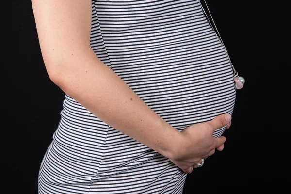 Retrato de uma mulher grávida feliz no terceiro trimestre isolado sobre preto — Fotografia de Stock