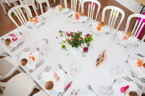 Свадебный стол для приема гостей — стоковое фото