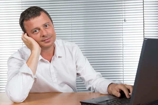 Man op zijn Bureau graag een idee vinden — Stockfoto