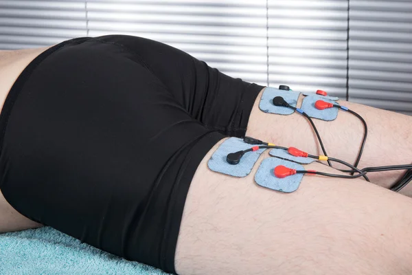 Man met electrostimulator elektroden op zijn lichaam — Stockfoto