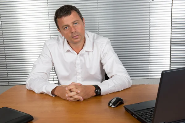 Geschäftsmann im Büro — Stockfoto