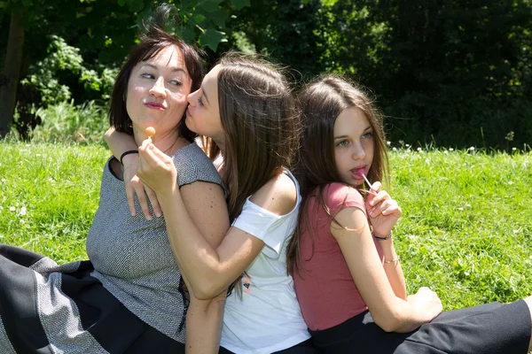 Madre con sus hijas se divierten en la hierba — Foto de Stock