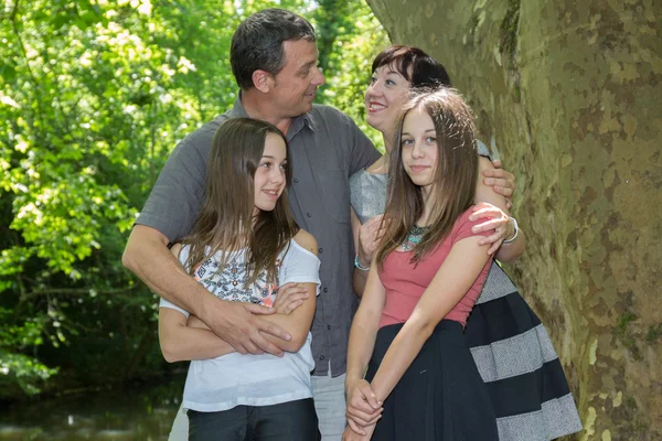 Gelukkig jonge gezin met twee kinderen buiten — Stockfoto