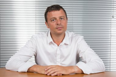 çalışan adam ve ofiste iş adamı