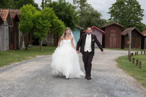 Sposo e sposa e diserbo giorno — Foto Stock