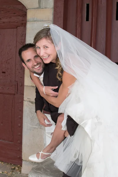 Sposo e sposa e diserbo giorno — Foto Stock