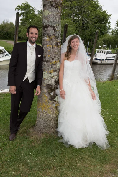 Sposo e sposa e diserbo giorno — Foto Stock