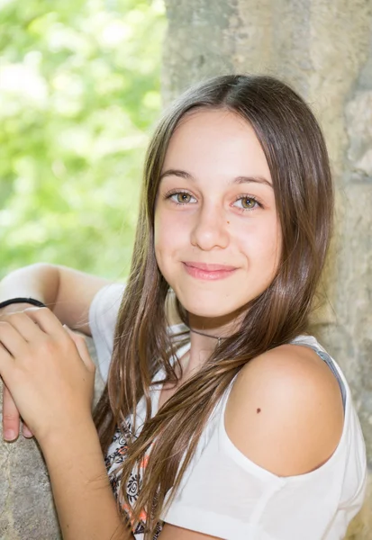 Tonåring ung flicka i lantligt — Stockfoto