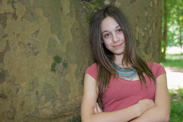 Tonåring ung flicka i lantligt — Stockfoto