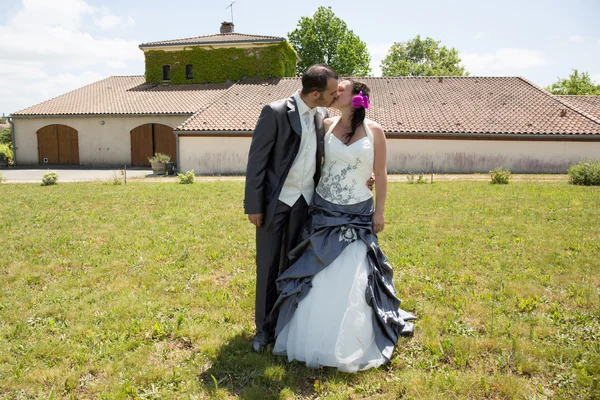 Жених и невеста снаружи — стоковое фото