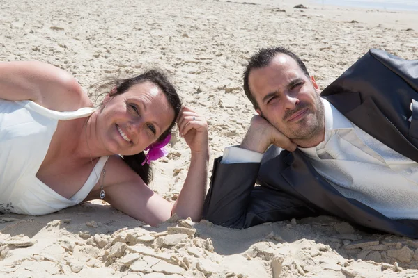 Мила і щаслива весільна пара на пляжі — стокове фото